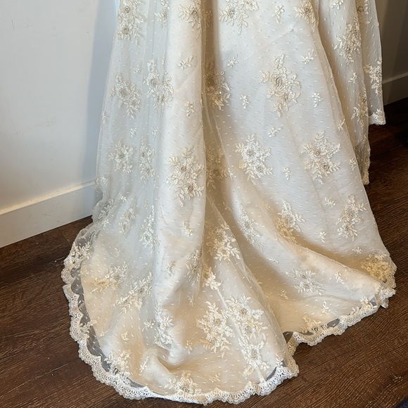 Justin Alexander Wedding Dress - not white - light gold - Picture 6 of 17